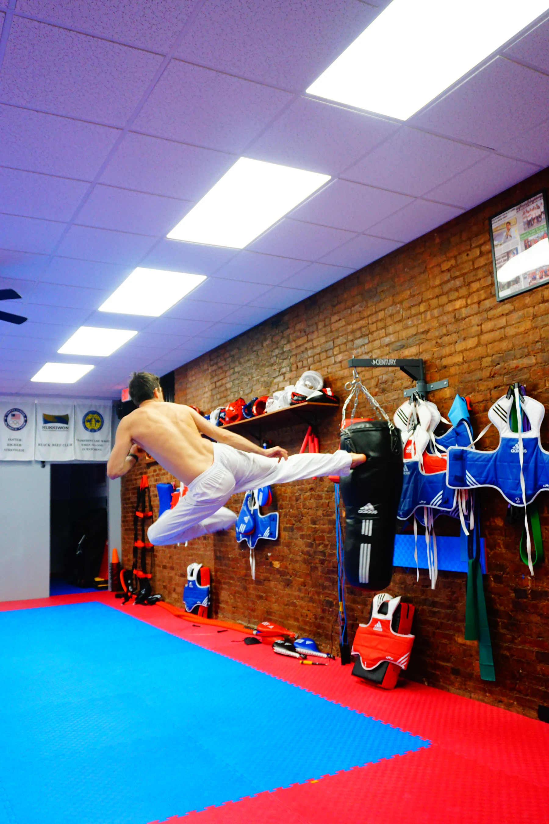 Deportista pateando un saco de boxeo