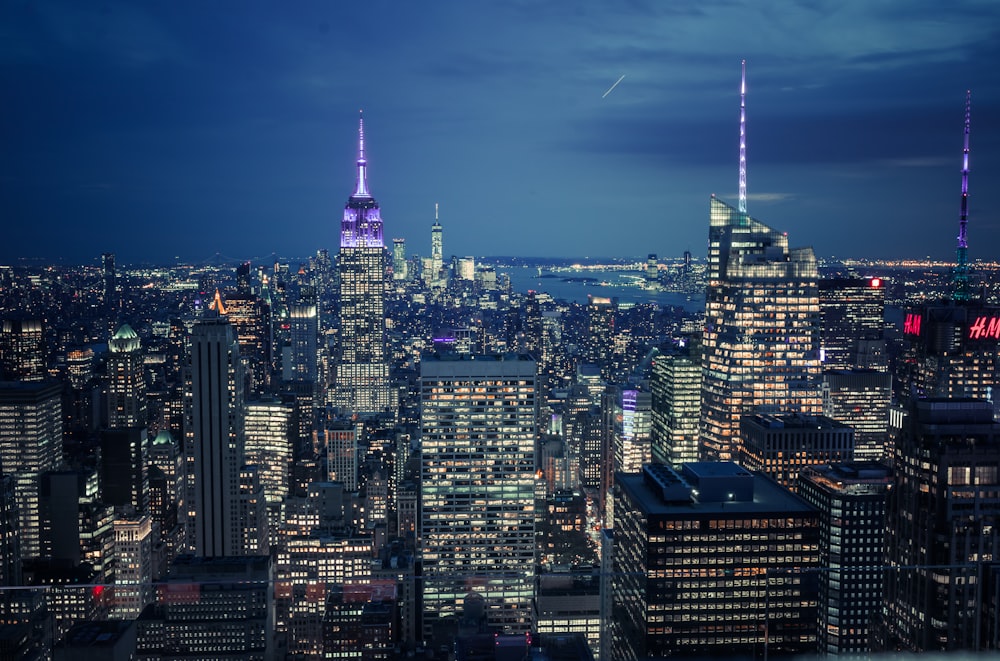 edifícios durante a noite