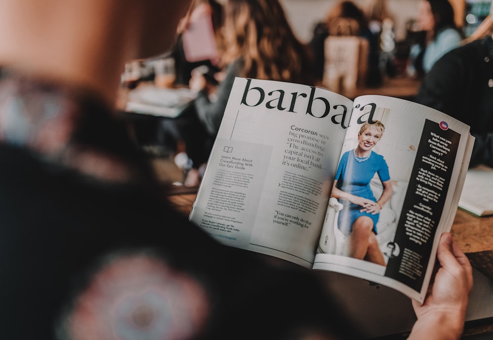 personne lisant le magazine Barbara