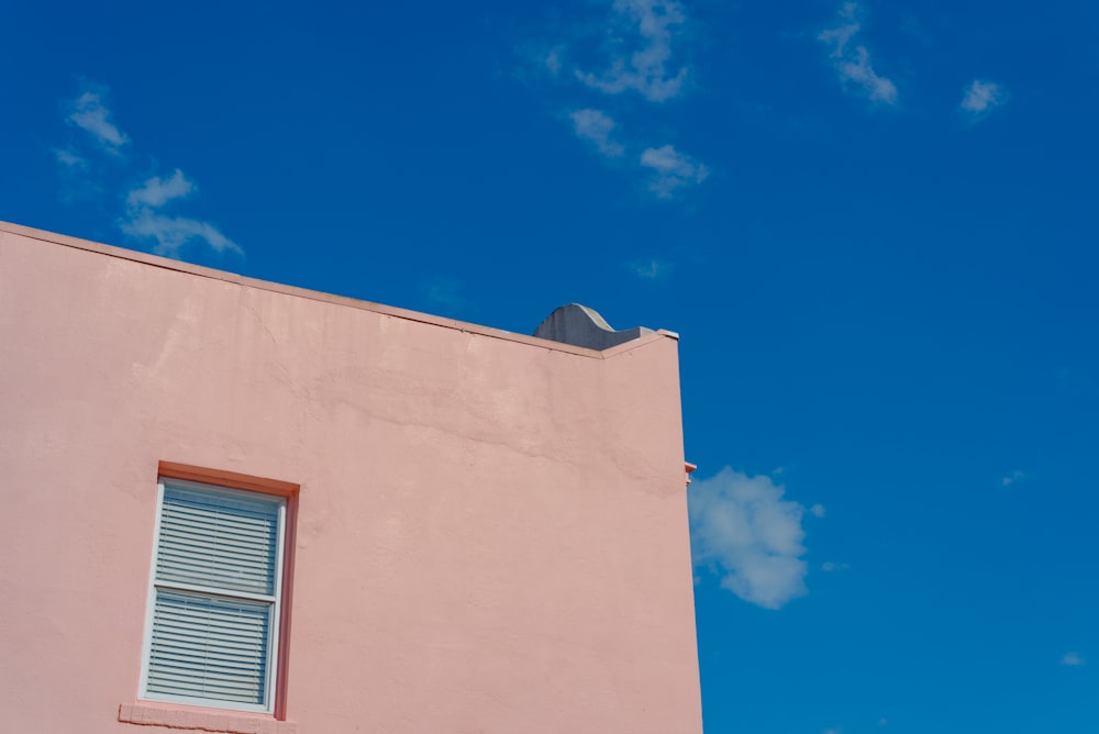 edifício pintado de rosa