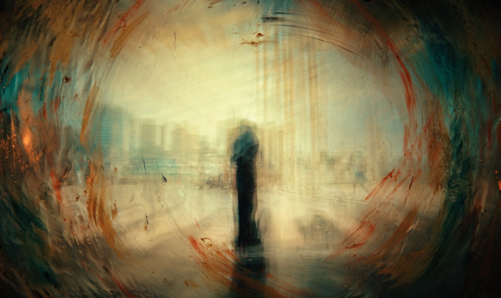 Una pintura de una persona parada frente a una ciudad