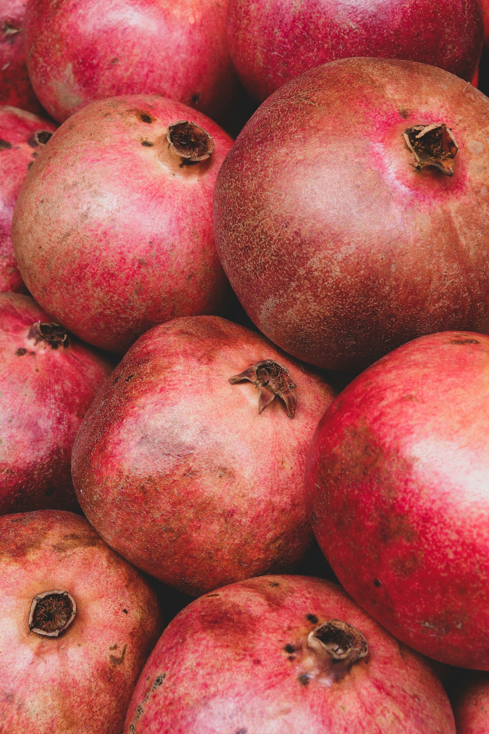 Canon EOS 77D (EOS 9000D / EOS 770D) + Canon EF-S 18-55mm F4-5.6 IS STM sample photo. Pile of pomegranate photography