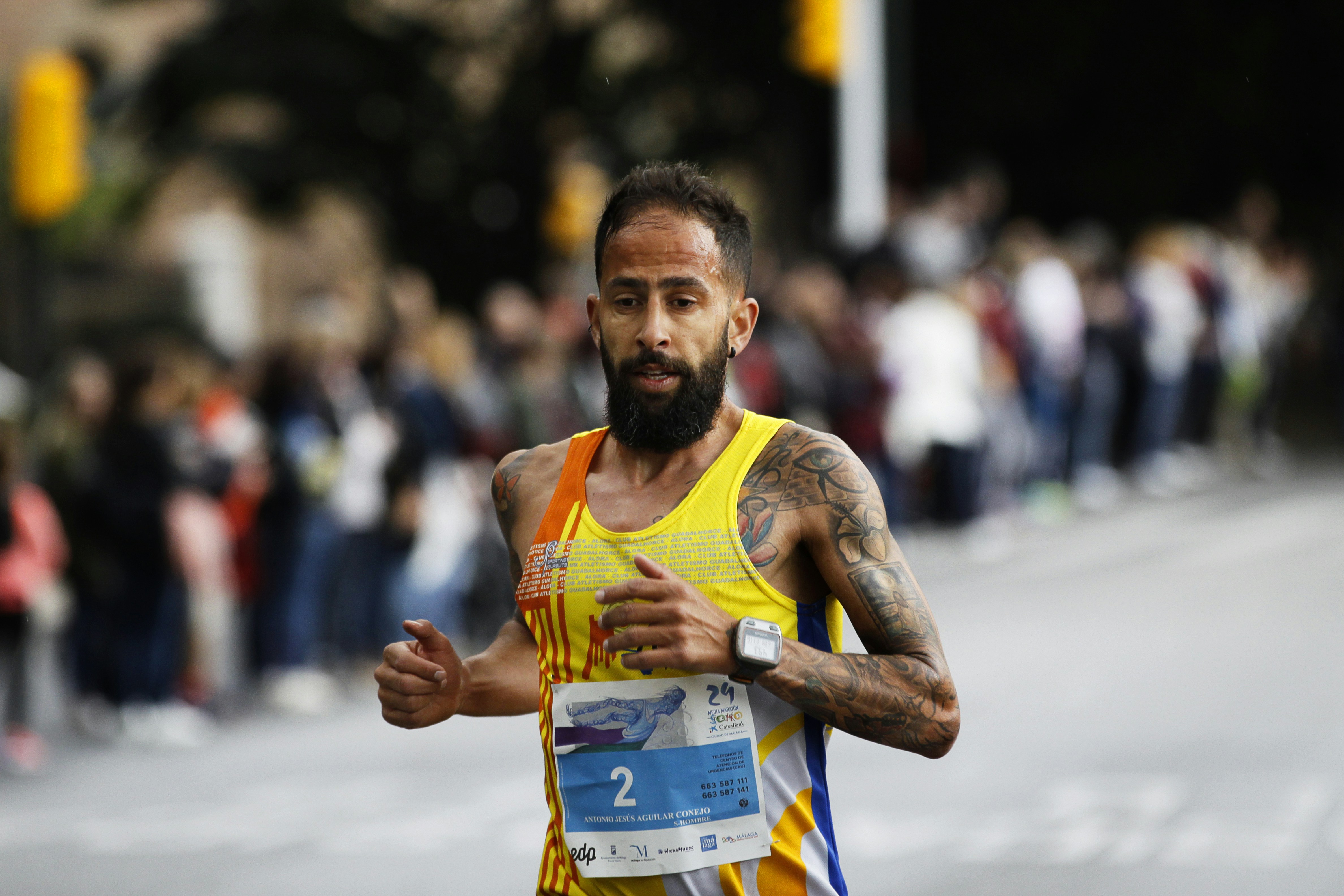 Atleta corriendo la Media Maratón de Málaga celebrada el 24-03-2019 a su paso por El Paseo de los Curas, Km. 5 de carrera, aproximadamente.