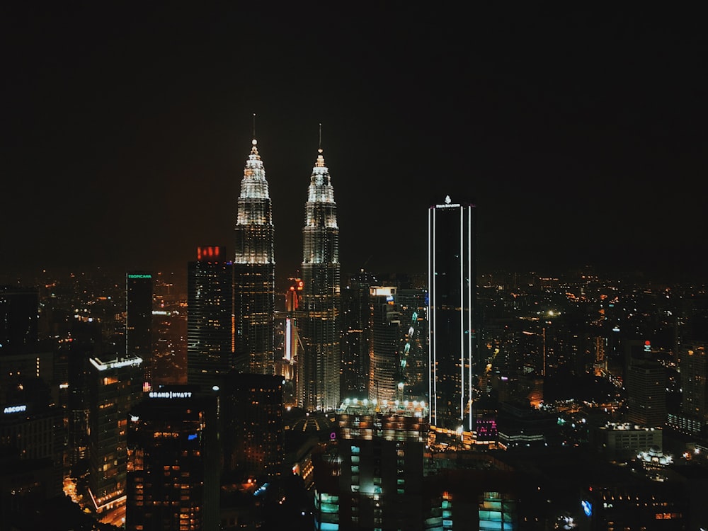 vue d’une ville malaisienne la nuit