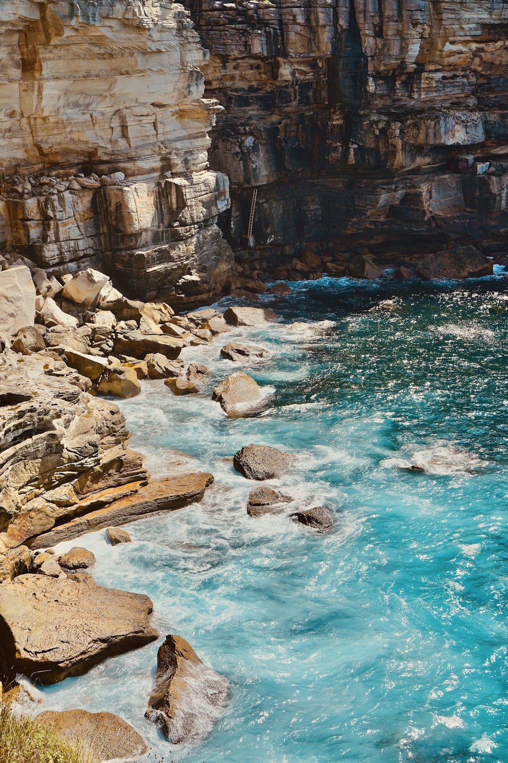 Cuerpo de agua azul cerca de un acantilado