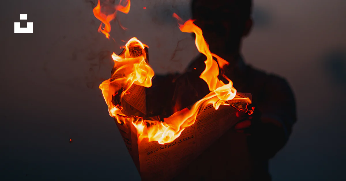 夜に火を焚く人の写真 – Unsplashの人間の無料画像