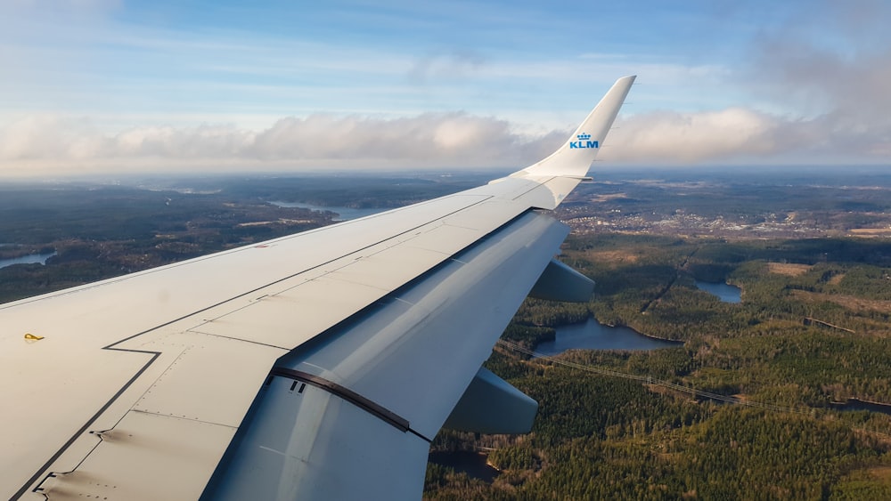 white plane wing during daytime