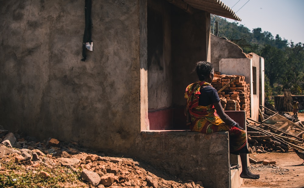 femme assise sur un banc en béton