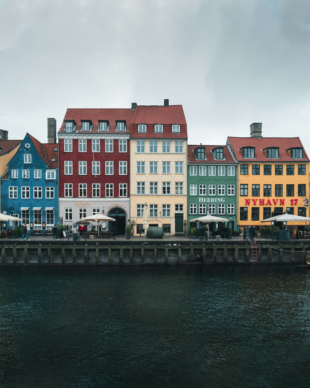 Architekturfotografie des roten, grünen, gelben und blauen Hauses