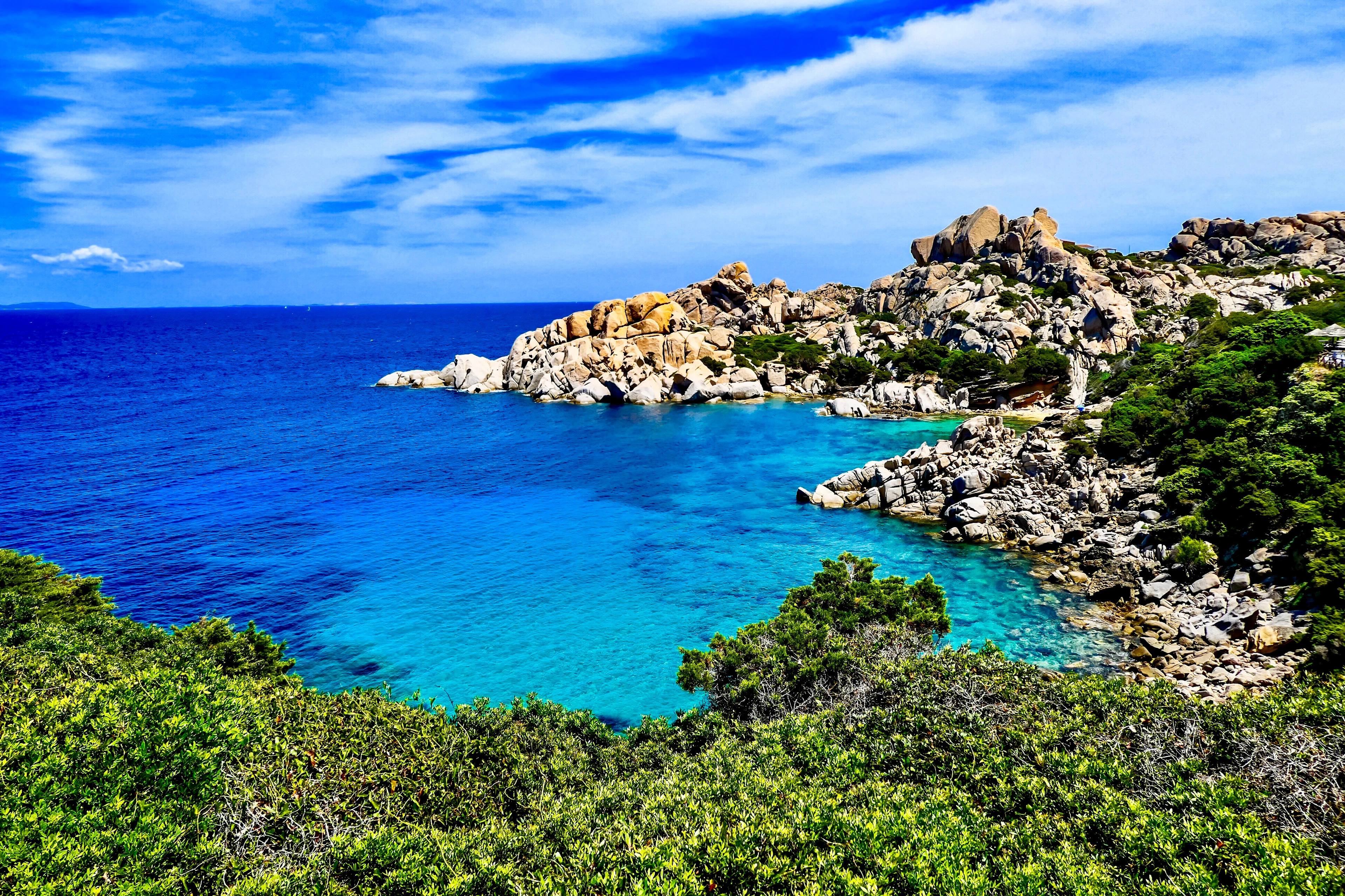 Cala sarda con rocce di granito e mare turchese