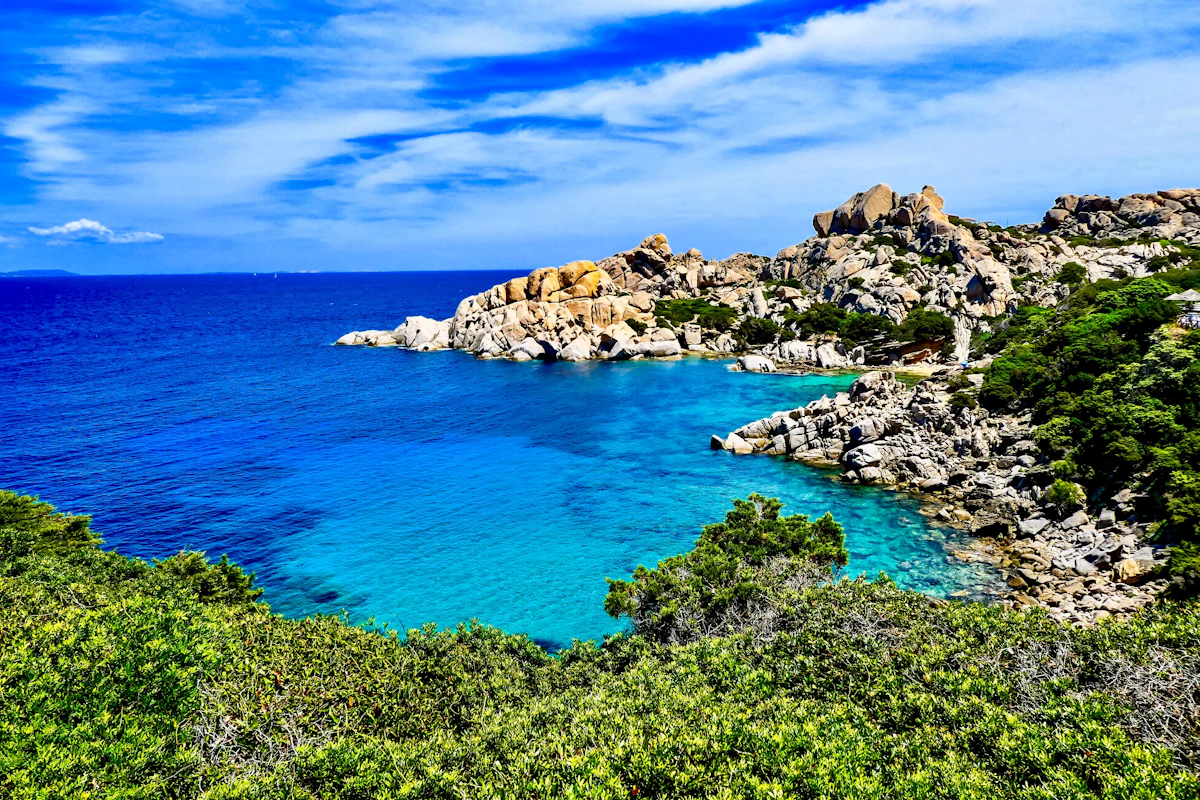 Mare cristallino e rocce di granito in Costa Smeralda