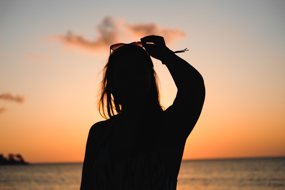 Silhouette einer Frau bei beacnh