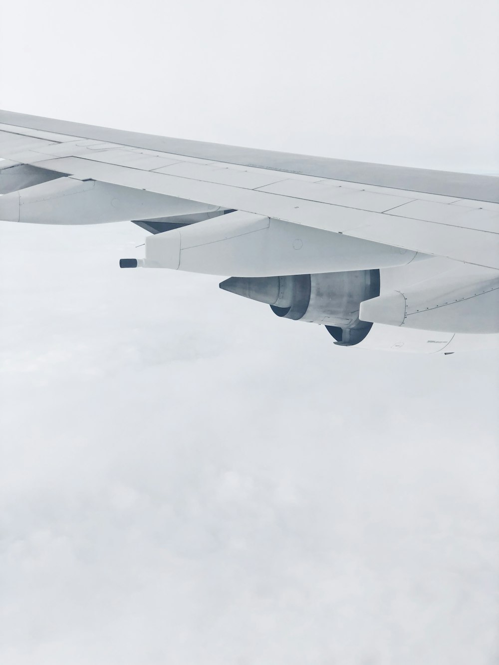 shallow focus photo of gray airplane wings