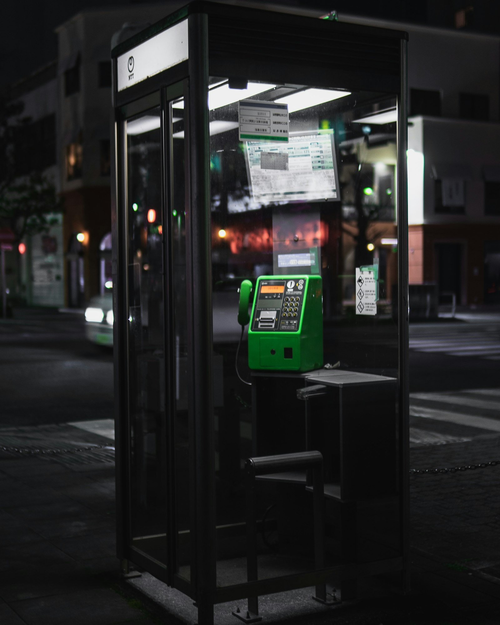 Sony a7 + Sigma 30mm F1.4 DC DN | C sample photo. Black and green telephone photography