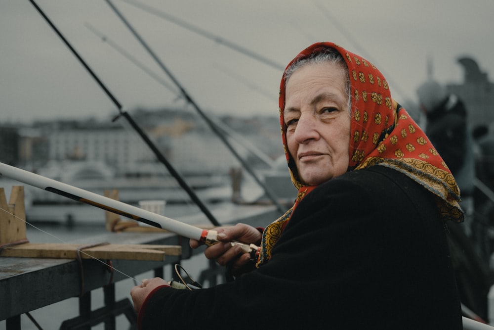 mulher pescando na ponte durante o dia