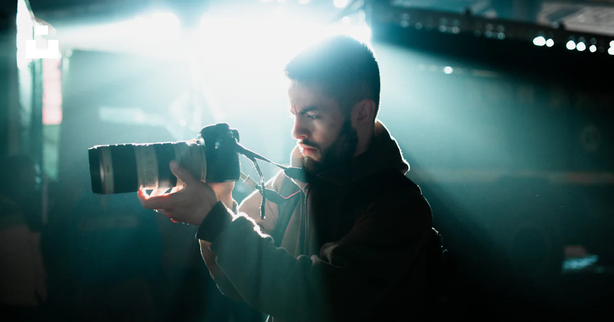Man using camera photo – Free Kolkata Image on Unsplash