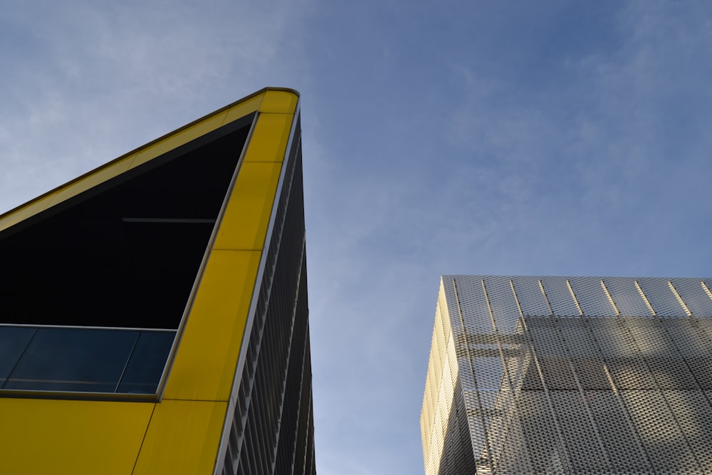 Worm ver foto do edifício amarelo e preto