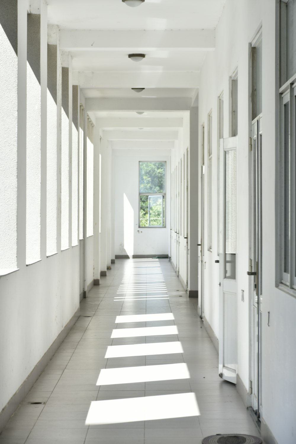 Portes fermées dans le couloir