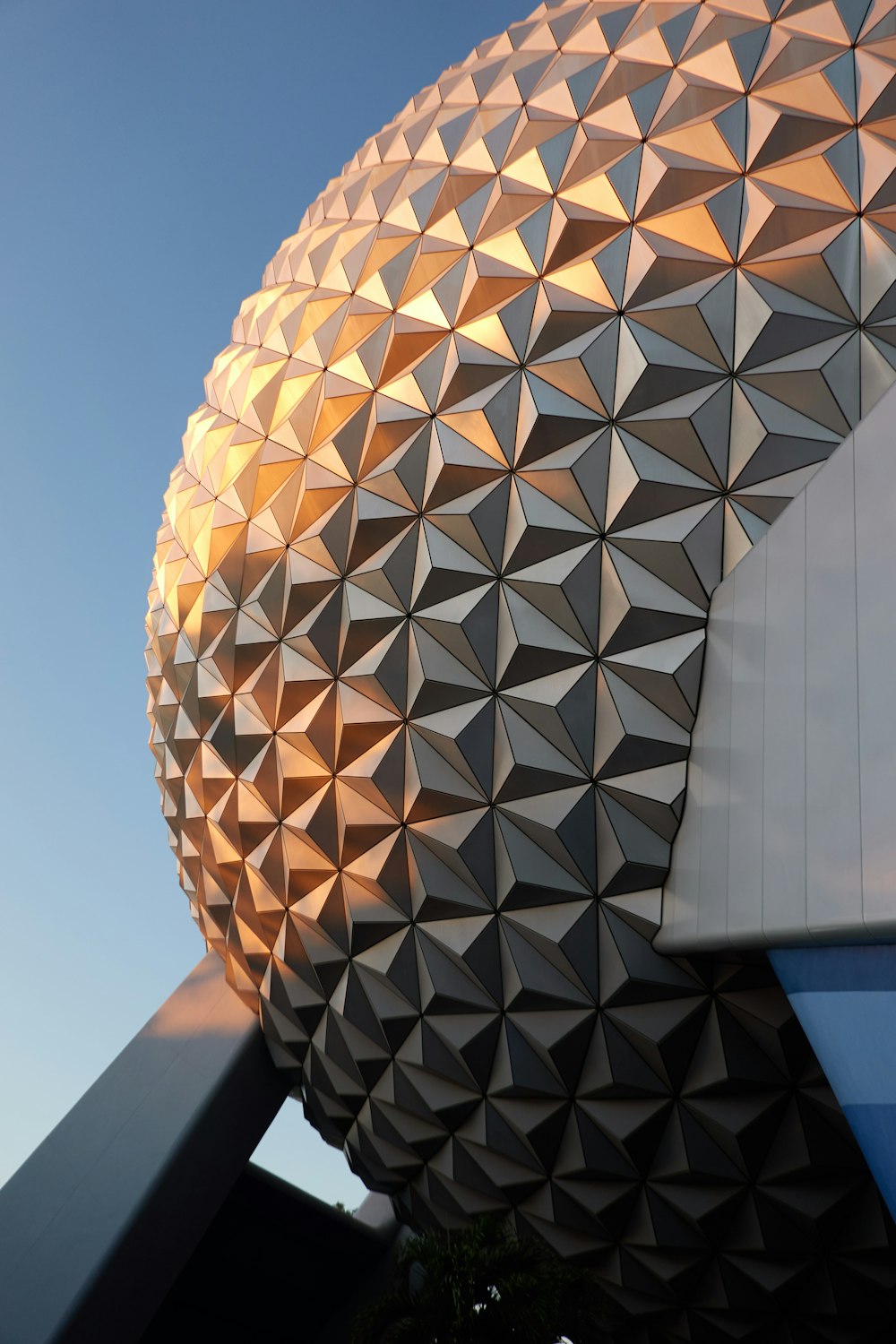 edificio grigio e bianco