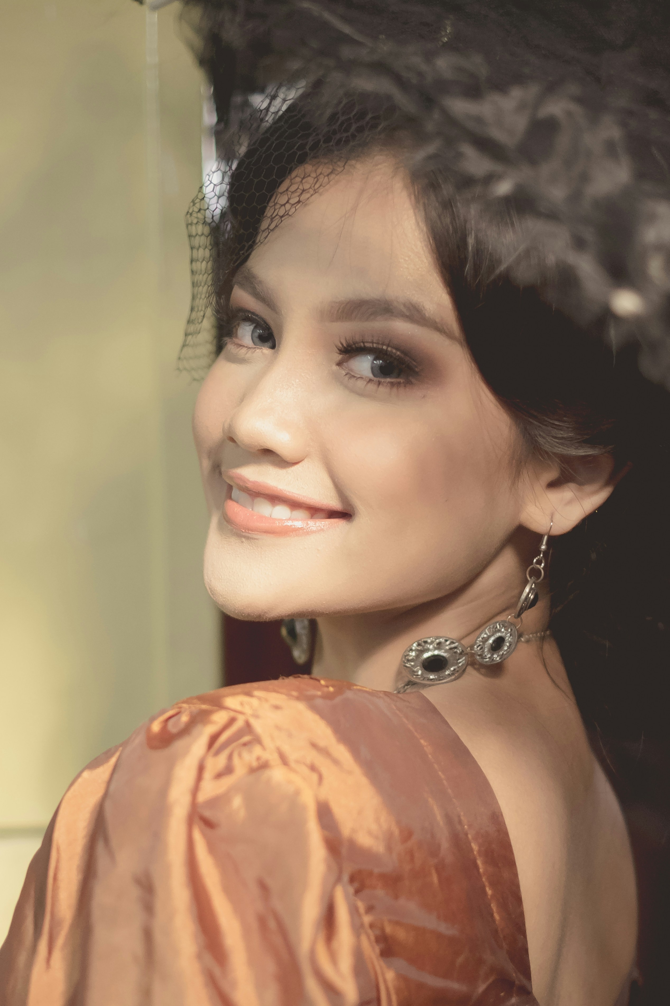 femme souriante portant une robe en satin marron