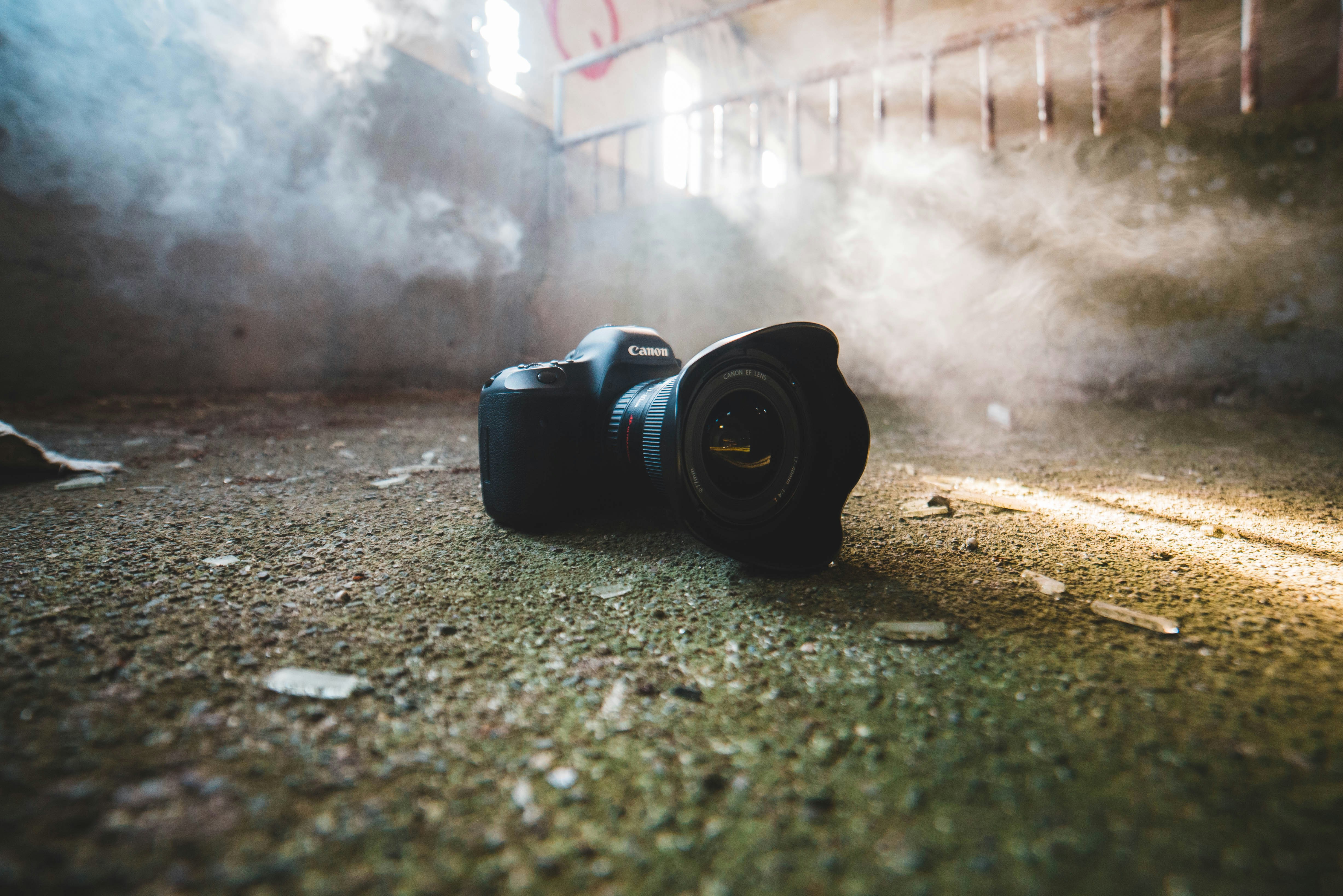 Фотограф с фотоаппаратом. Фотограф с фотокамерой. Дымная камера. Дымная камера. Камера скрытно дымовой датчик 360.