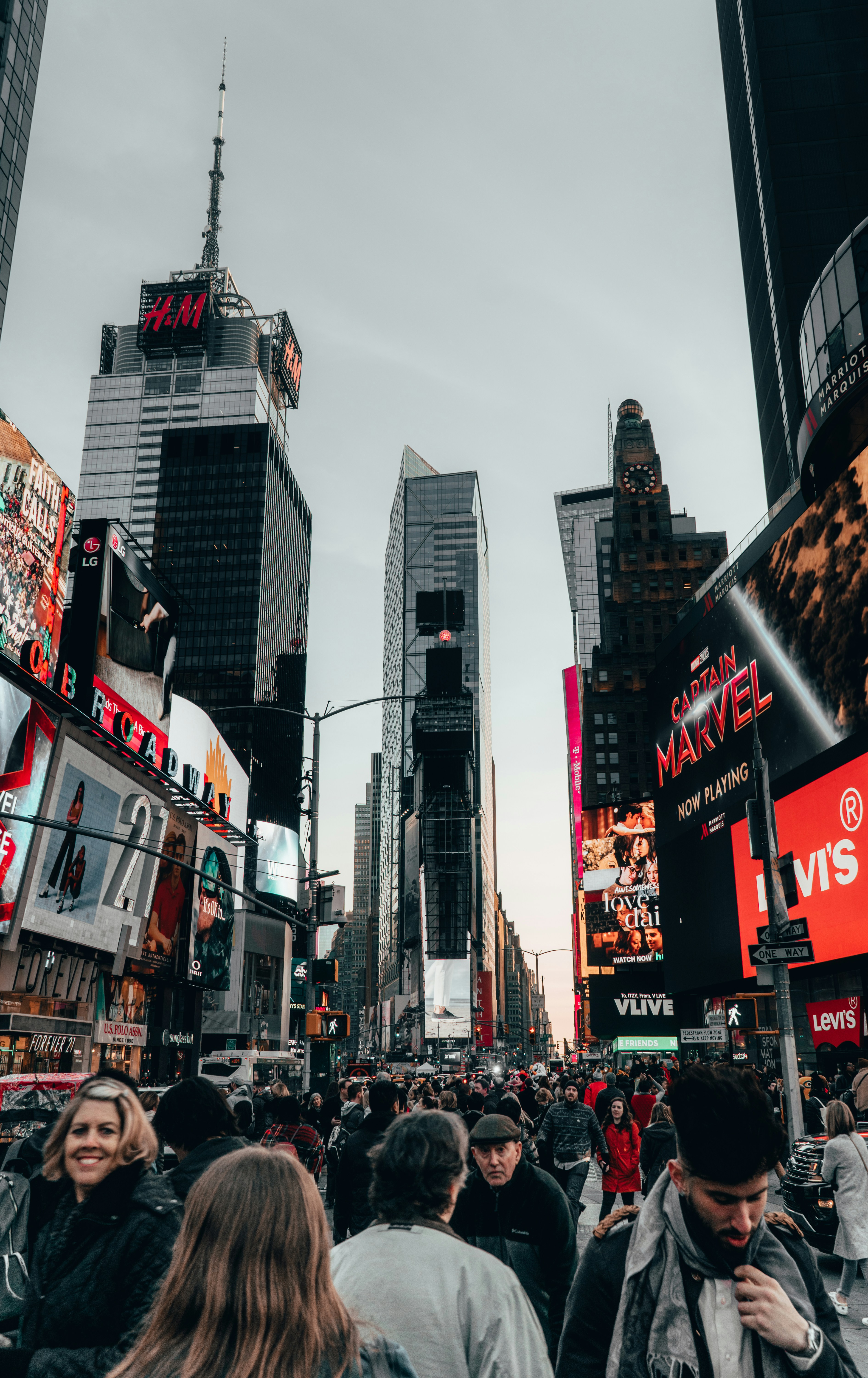 Foto Personas que caminan por la calle durante el día Imagen Edificio