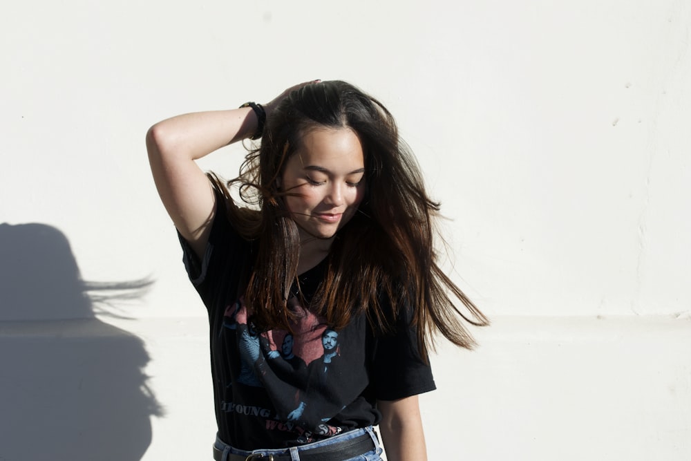 mujer sosteniendo su cabello