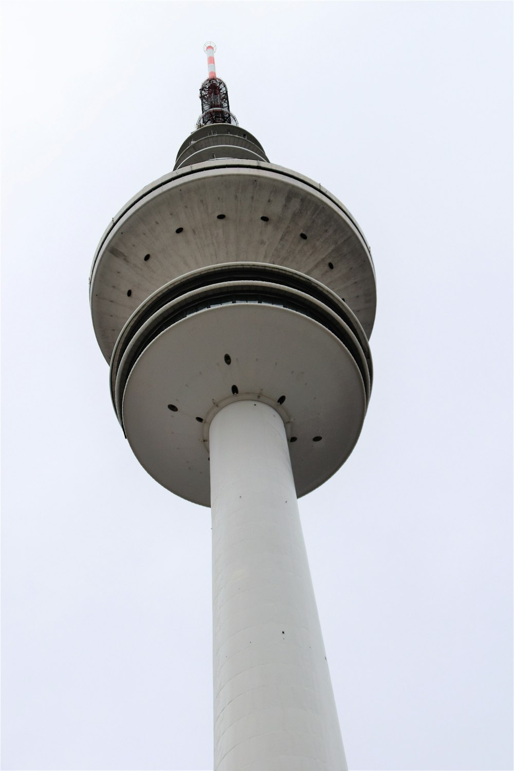 Torre de la aguja blanca durante el día