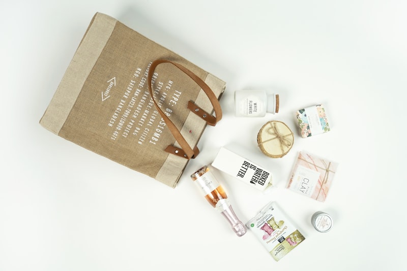Various sustainable packaging materials like glass, aluminum, bioplastics, and refillable containers