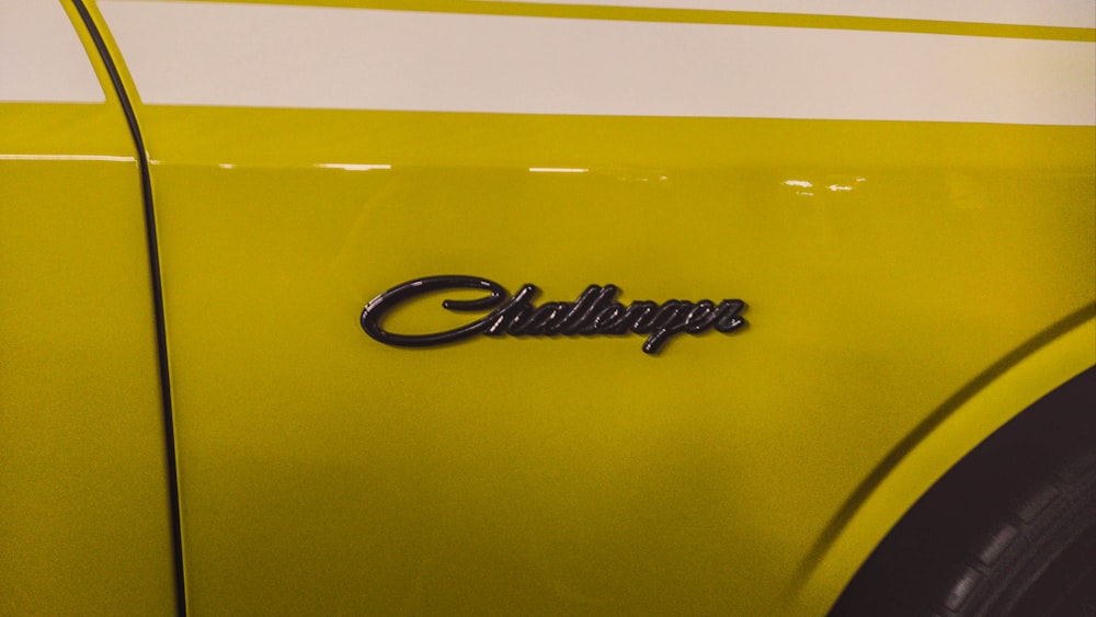 Dodge Challenger jaune