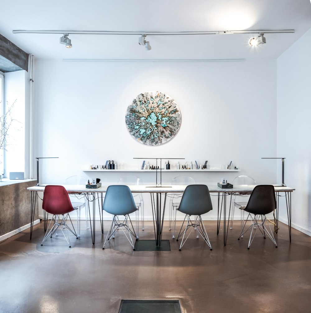 Juego de comedor blanco y multicolor en la habitación