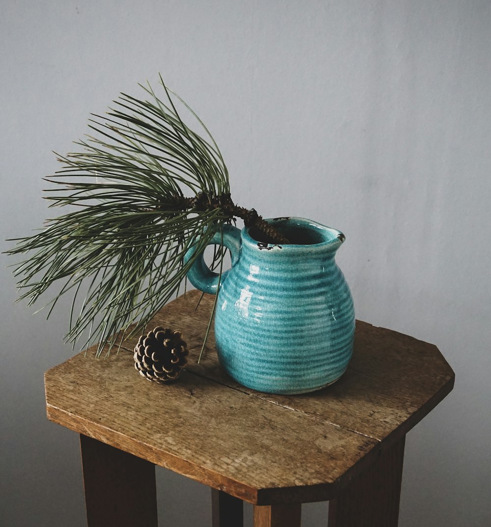 青い陶磁器の瓶の上の緑の植物