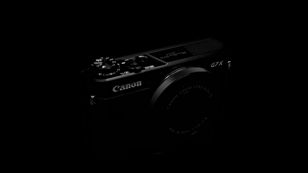 uma câmera no escuro com um fundo preto