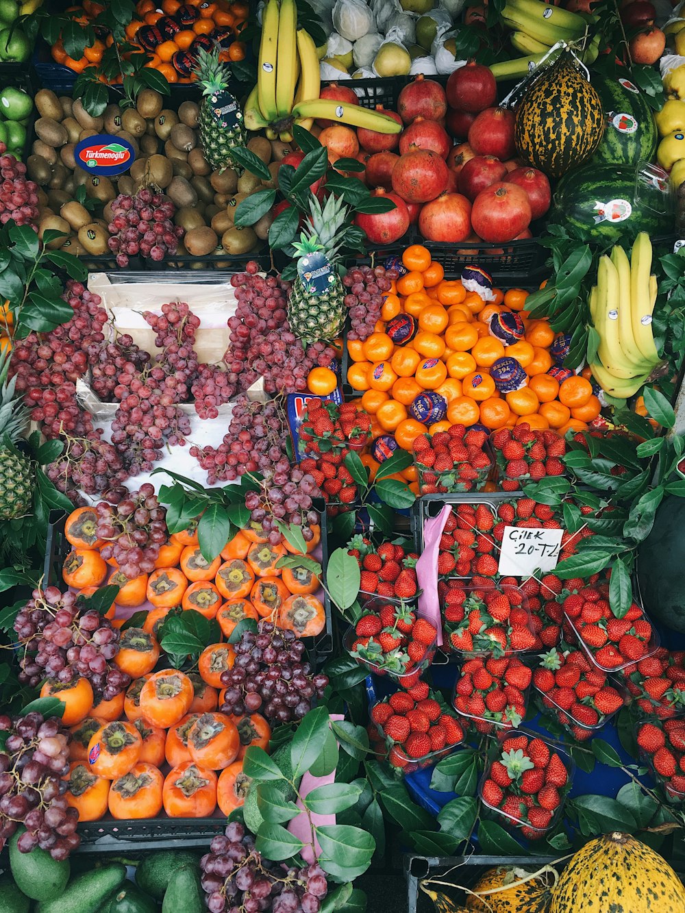 Una gran exhibición de frutas y verduras a la venta