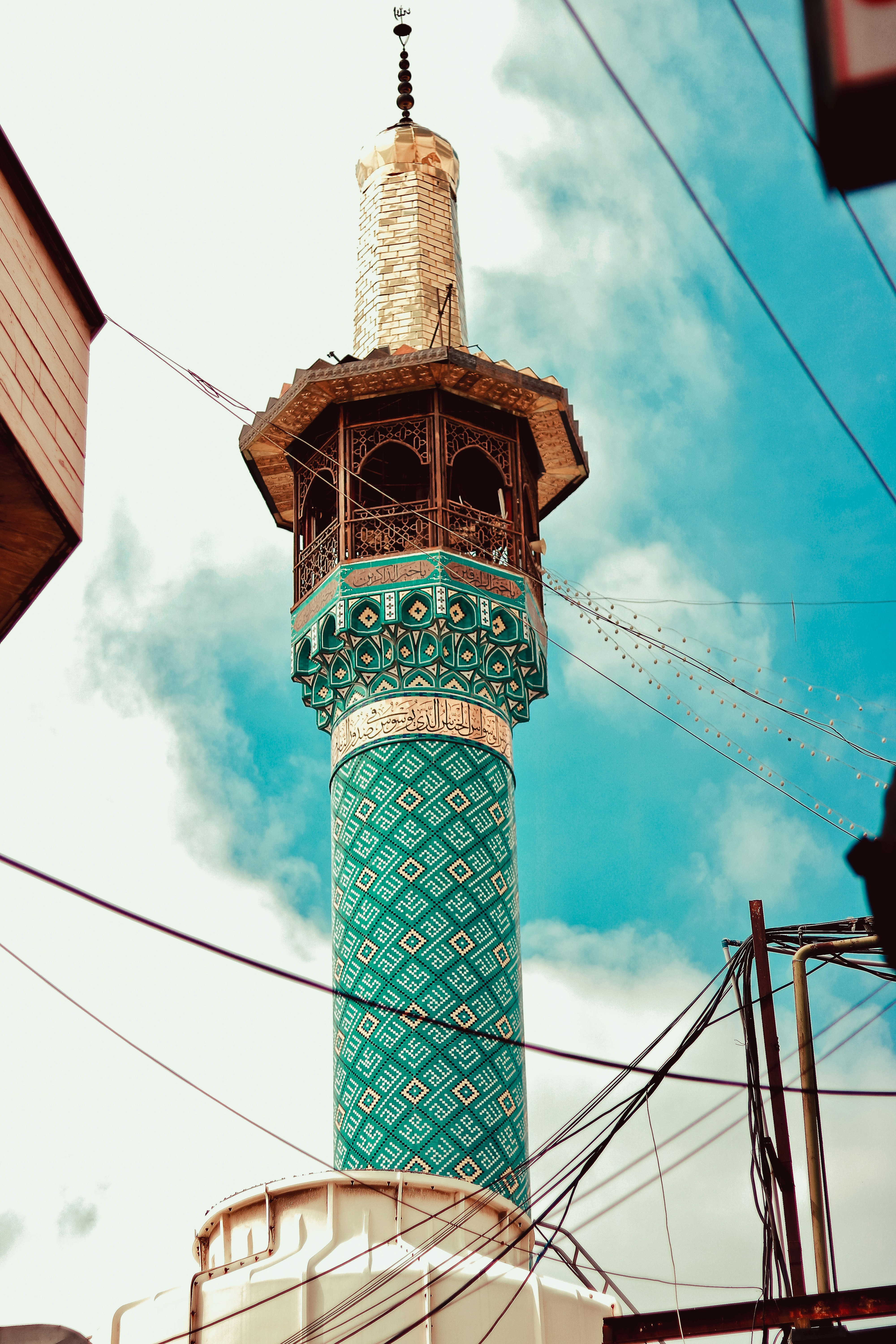 Architekturfotografie des blaugrünen und braunen Turms