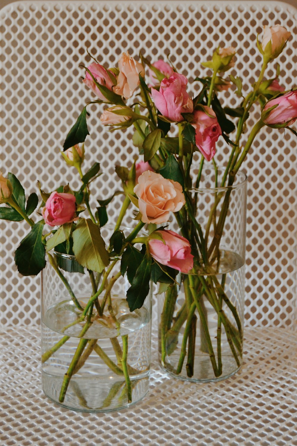 透明なガラスの花瓶にピンクのバラ
