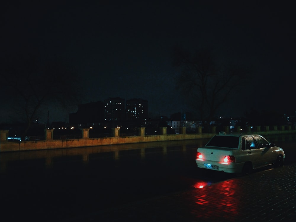 야간에 거리에서 흰색 자동차