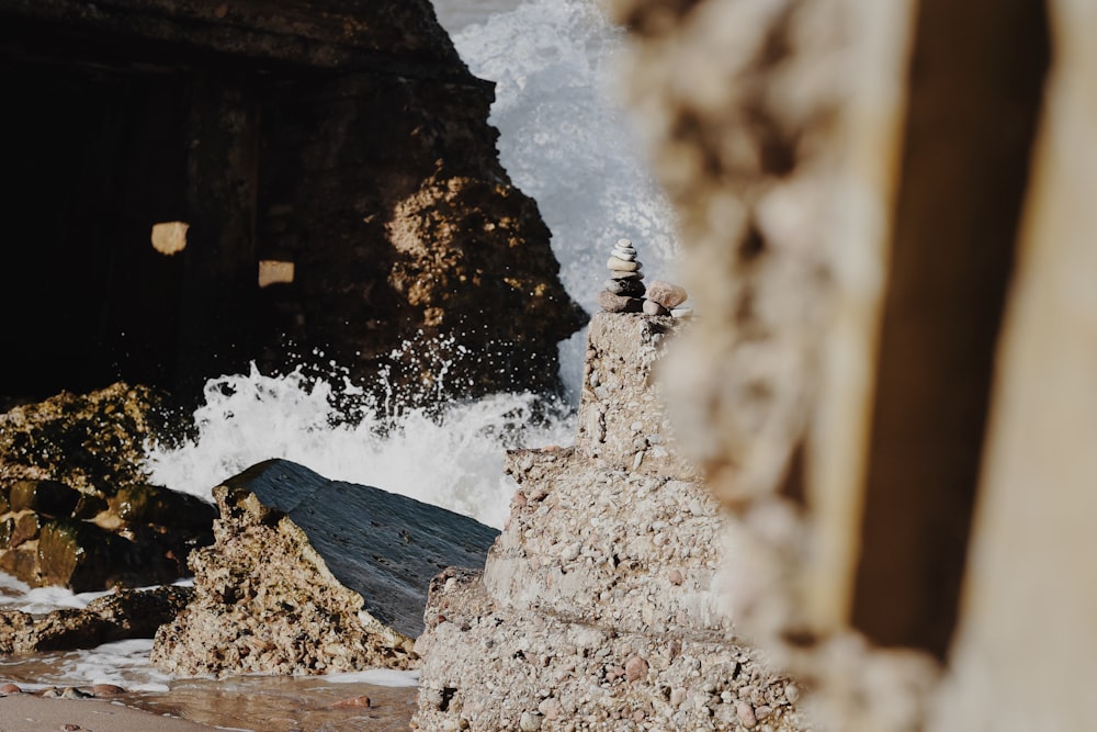 ocean wave splashing on rocks