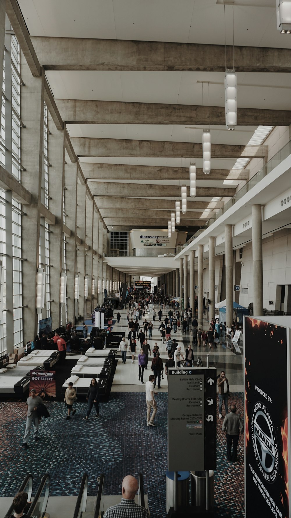 Personas en el interior de los edificios