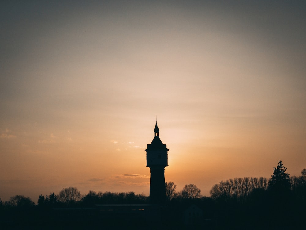 silhouette della torre sul cielo dorato durante il crepuscolo
