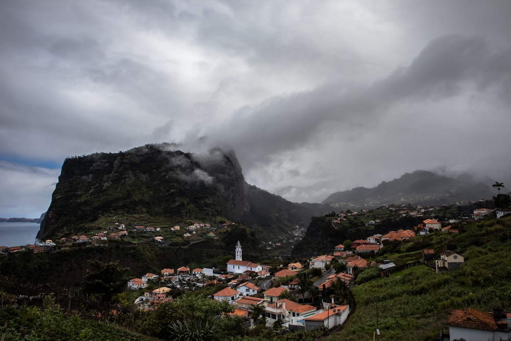 Edificios marrones bajo el cielo gris