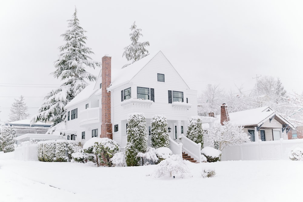 Maisons recouvertes de neige pendant la journée