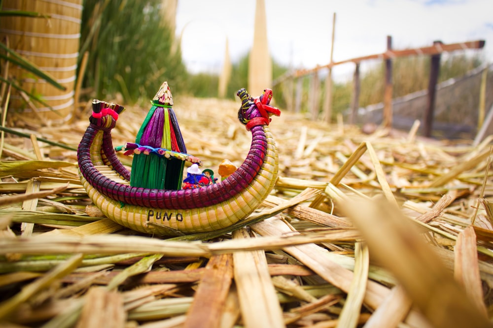 Decoración de barcos beige y morado al aire libre durante el día