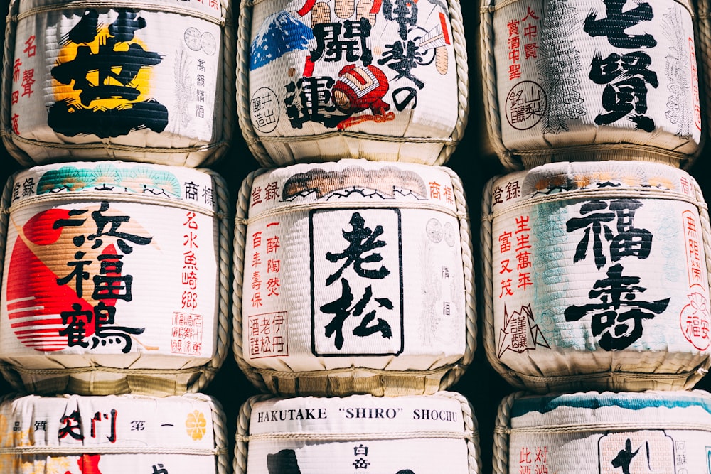 Una pila di bottiglie di sake con scritte asiatiche su di esse