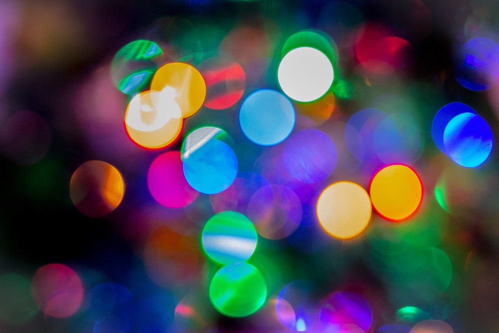 Una foto sfocata di un albero di Natale multicolore