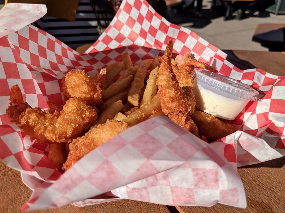 Gamberi fritti su vassoio bianco e rosso