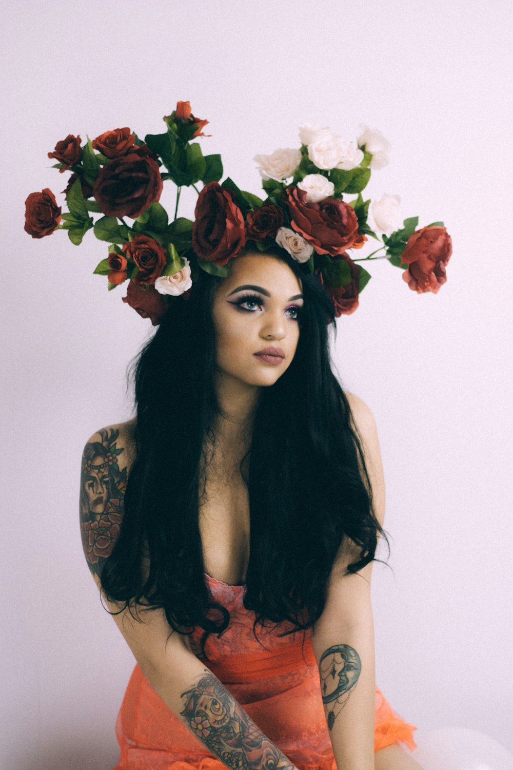femme portant une coiffe de roses rouges