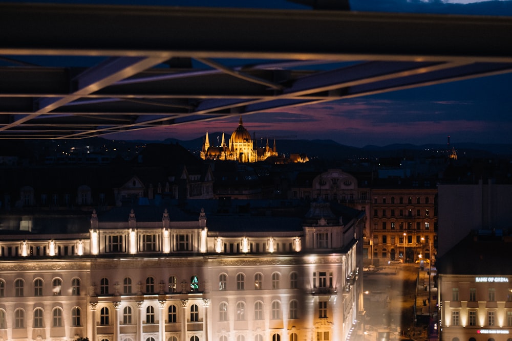 Photographie aérienne de bâtiments en béton la nuit