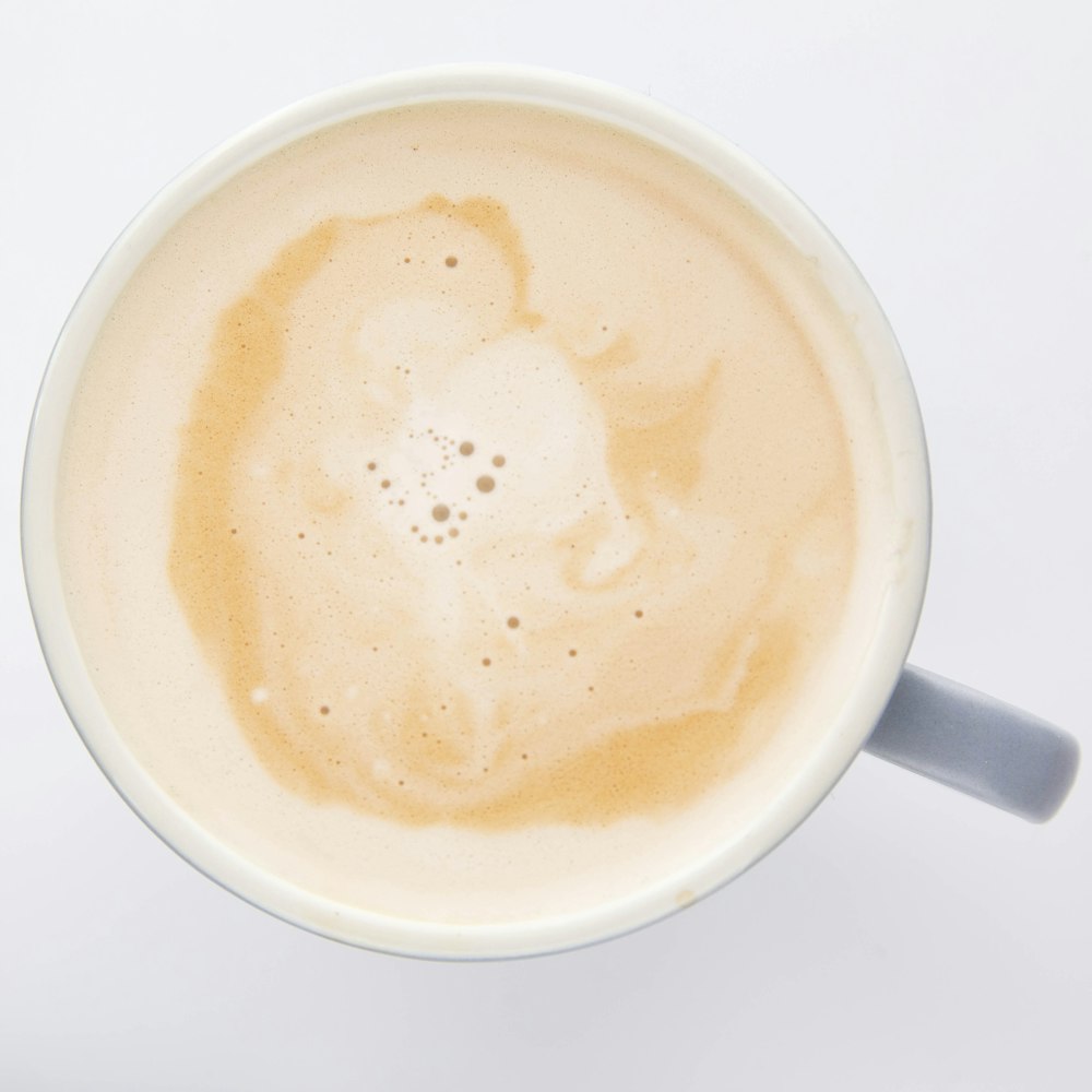 taza de café de cerámica blanca con café