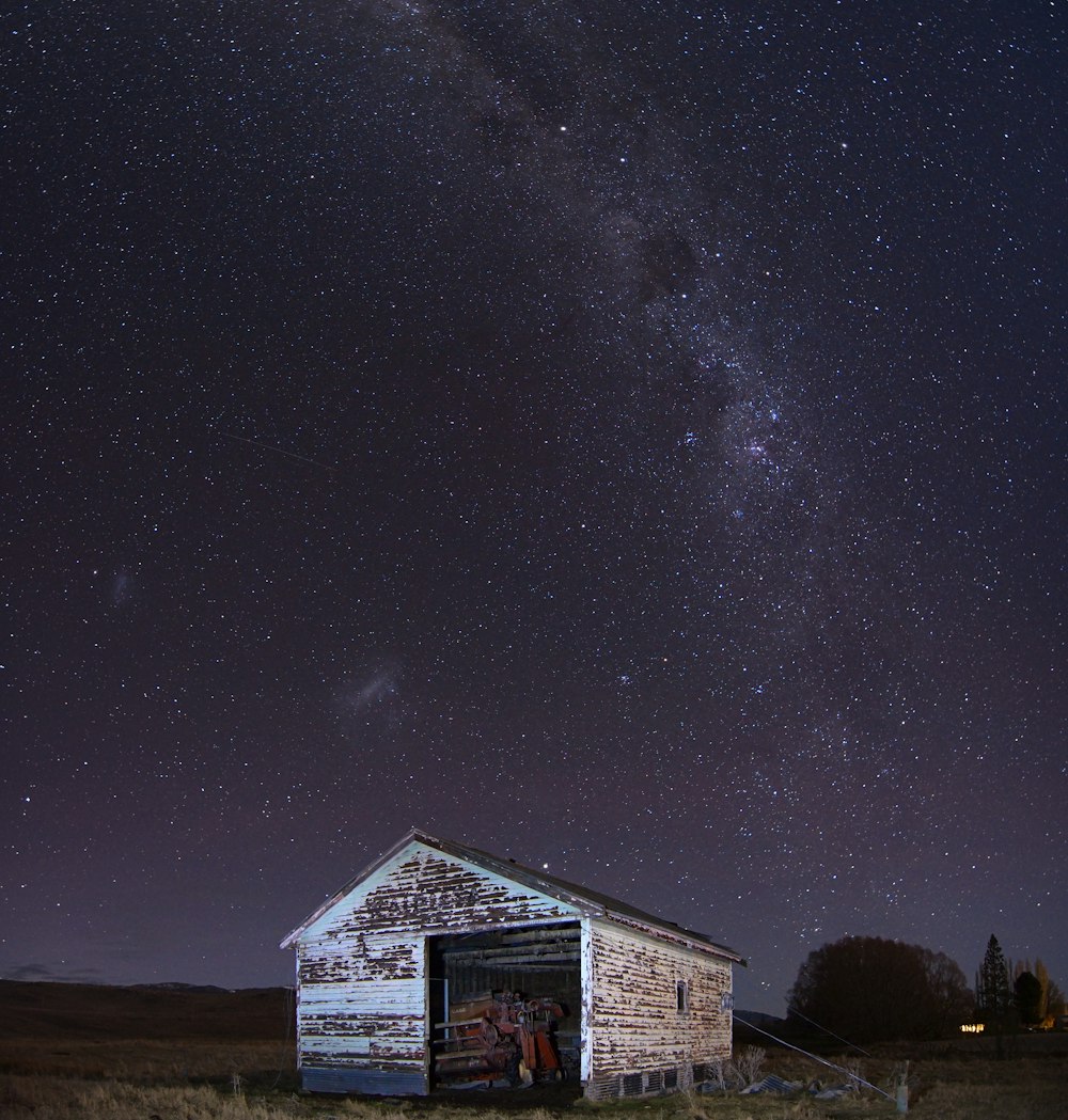 selective focus photography of brown white and brown wooden shed